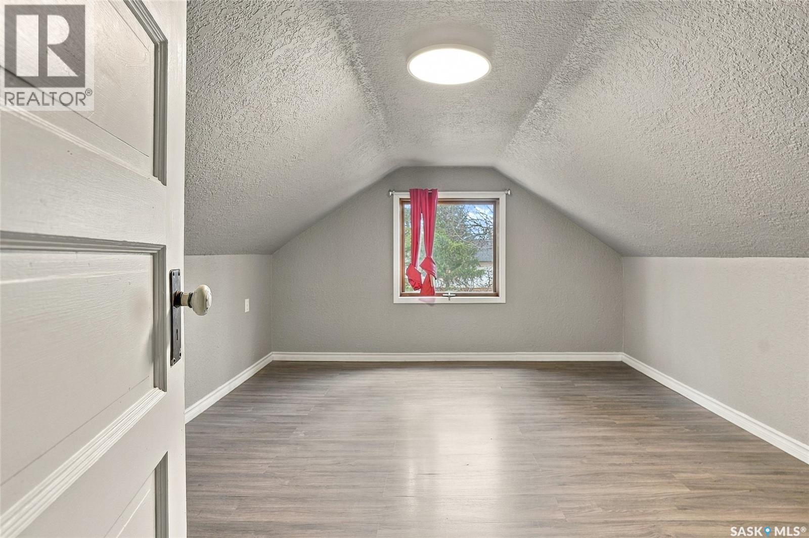 401 2nd Street E Property Photo 23