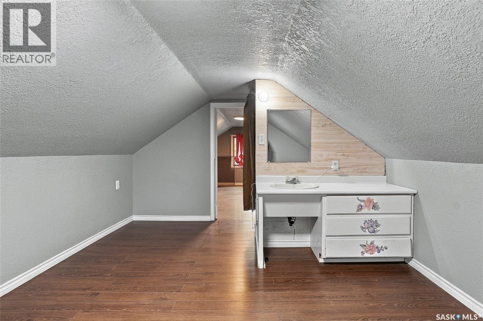 401 2nd Street E Property Photo 24