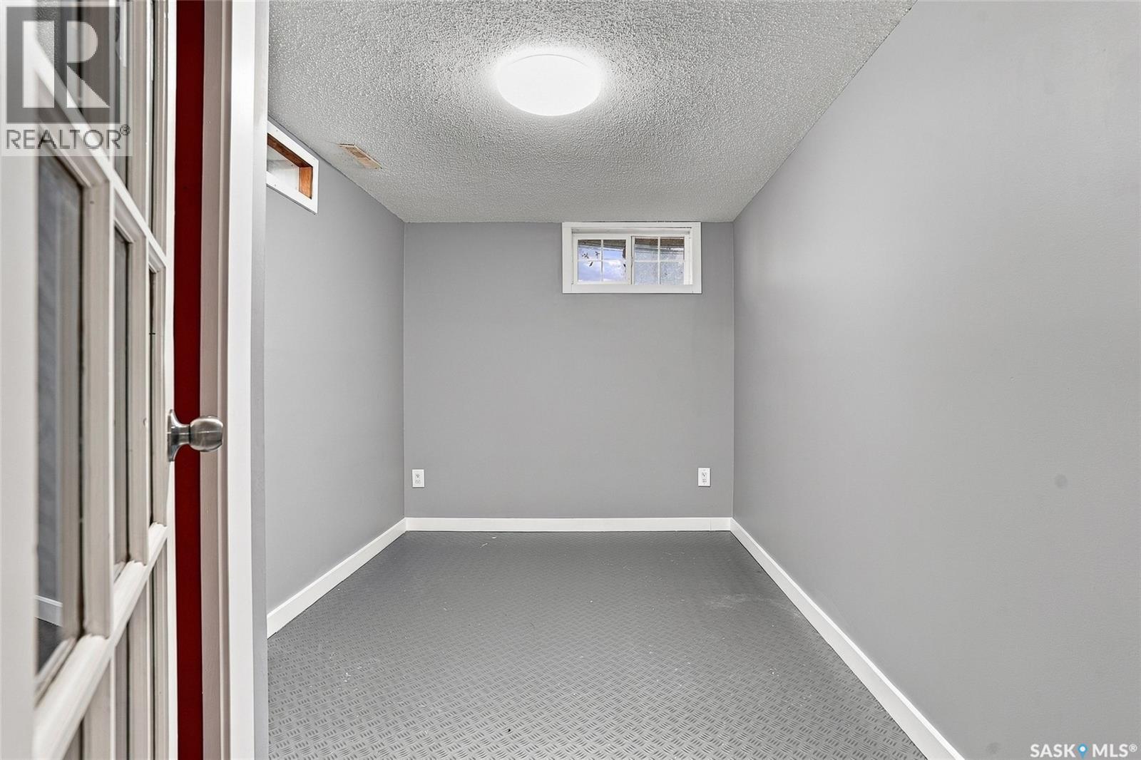 401 2nd Street E Property Photo 28