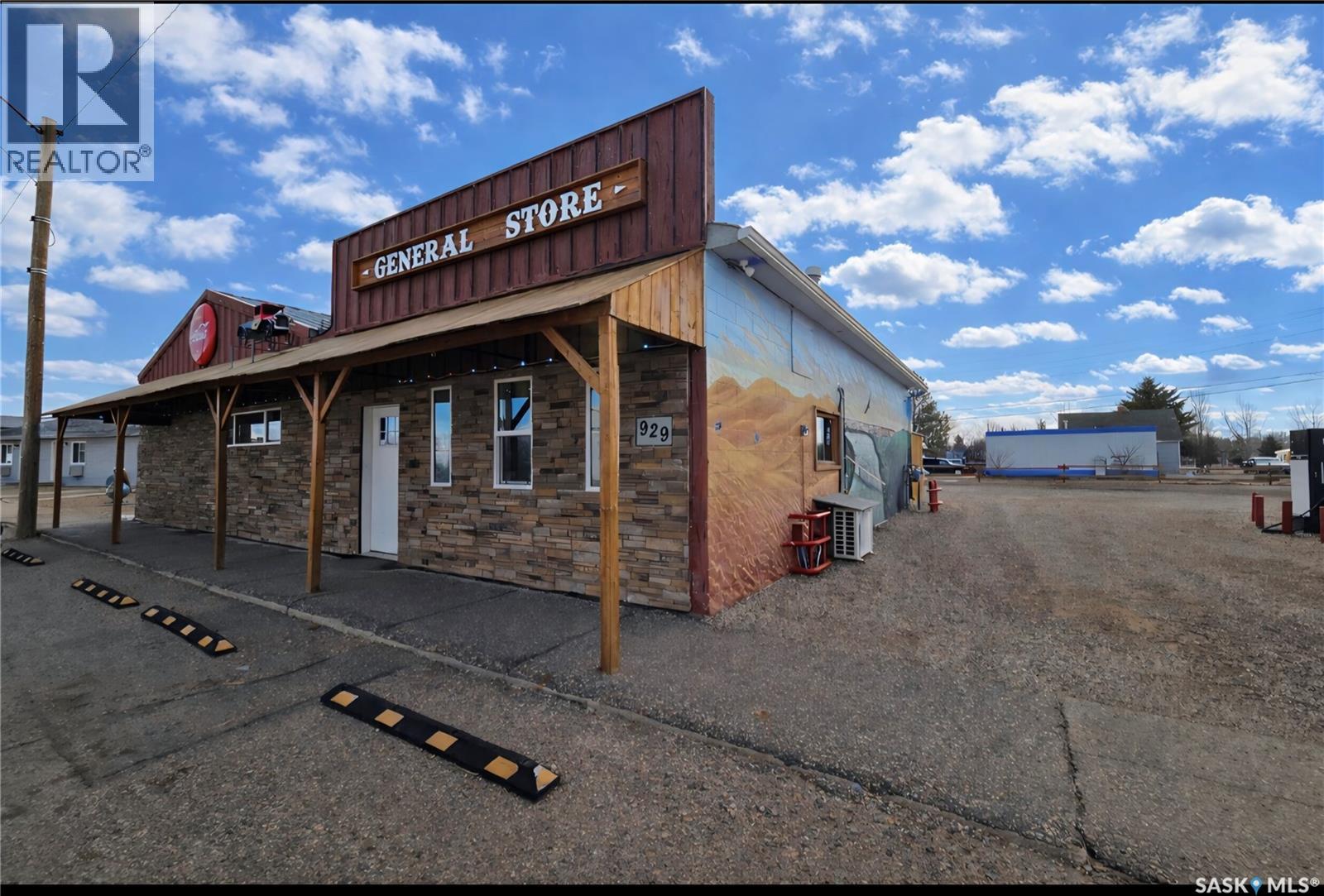 929 Railway AVENUE Property Photo 1