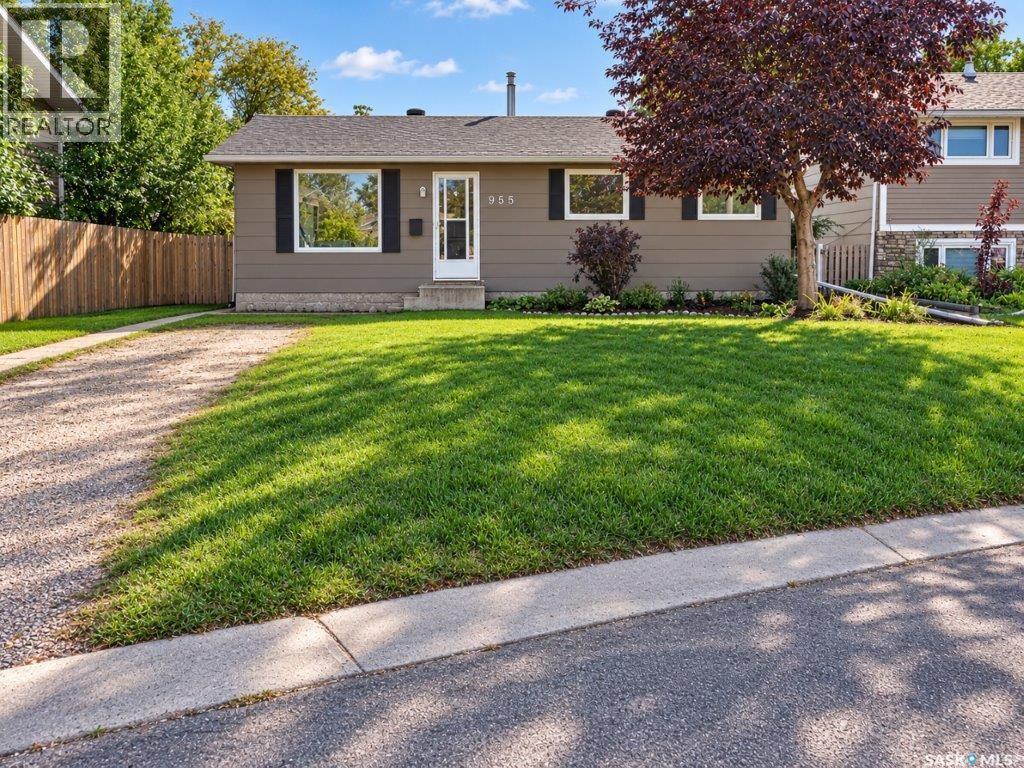955 Holdsworth Crescent Property Photo 1