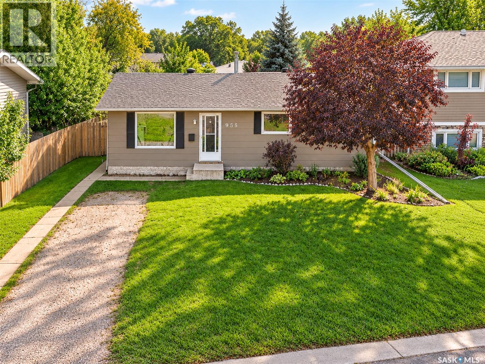 955 Holdsworth Crescent Property Photo 3