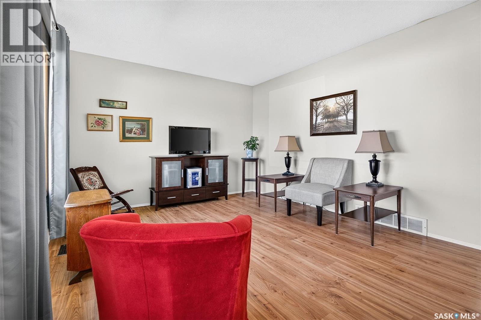 955 Holdsworth Crescent Property Photo 8