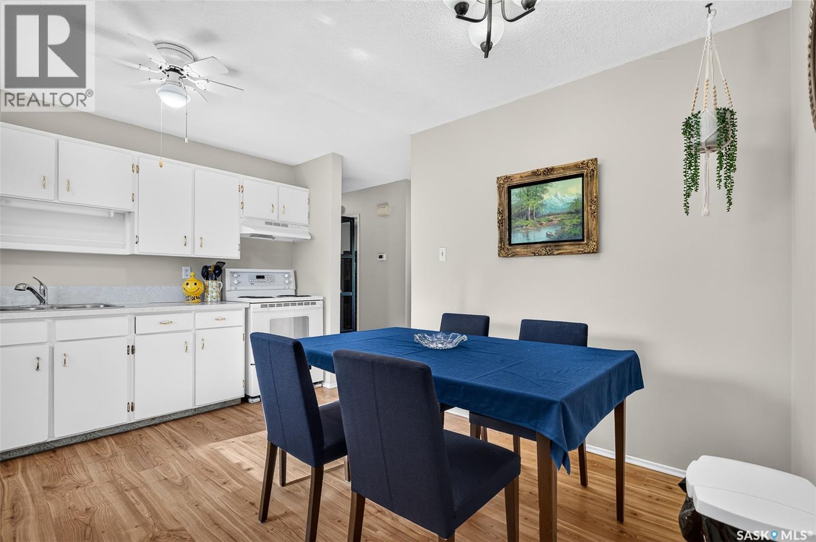 955 Holdsworth Crescent Property Photo 19