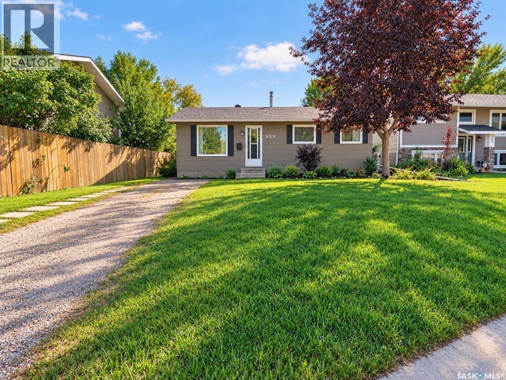955 Holdsworth Crescent Property Photo 65