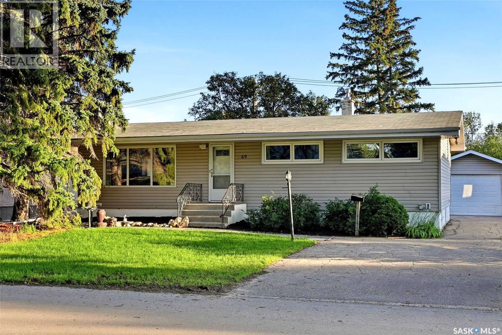 69 Darke Crescent Property Photo 1