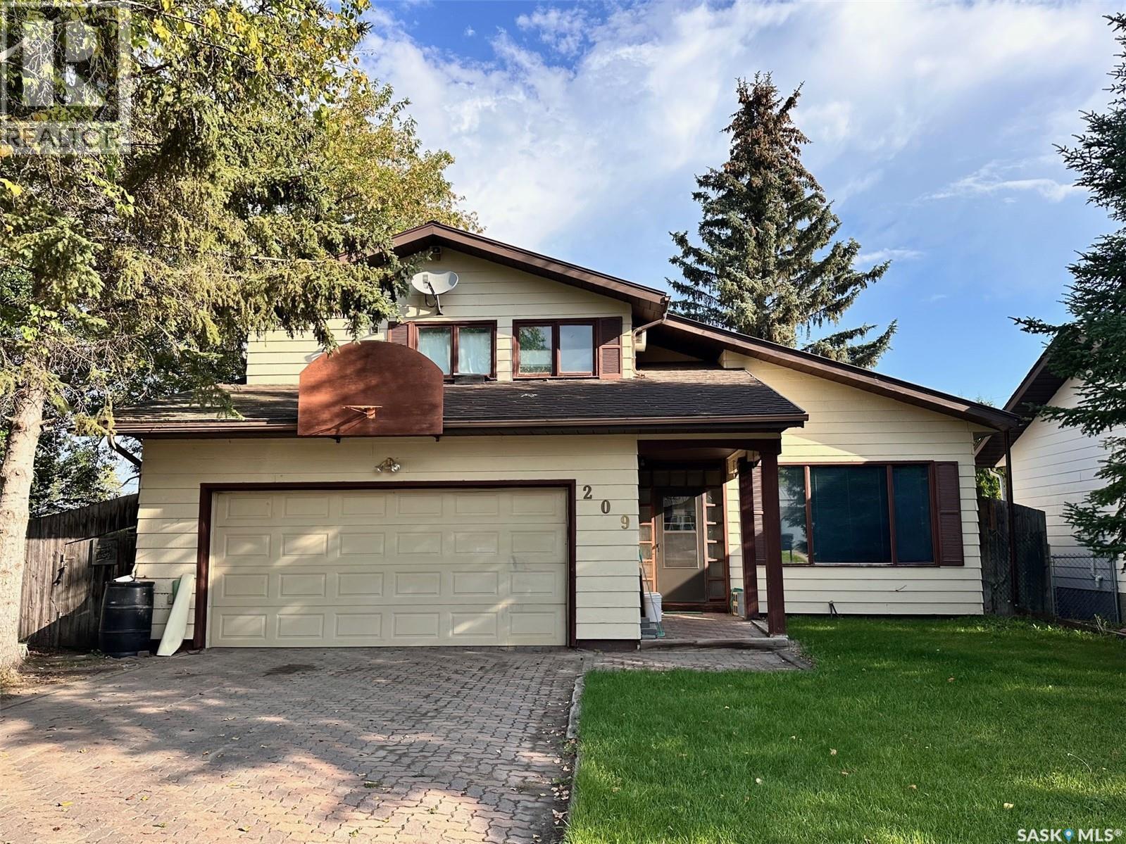 209 5th Avenue E Property Photo 1