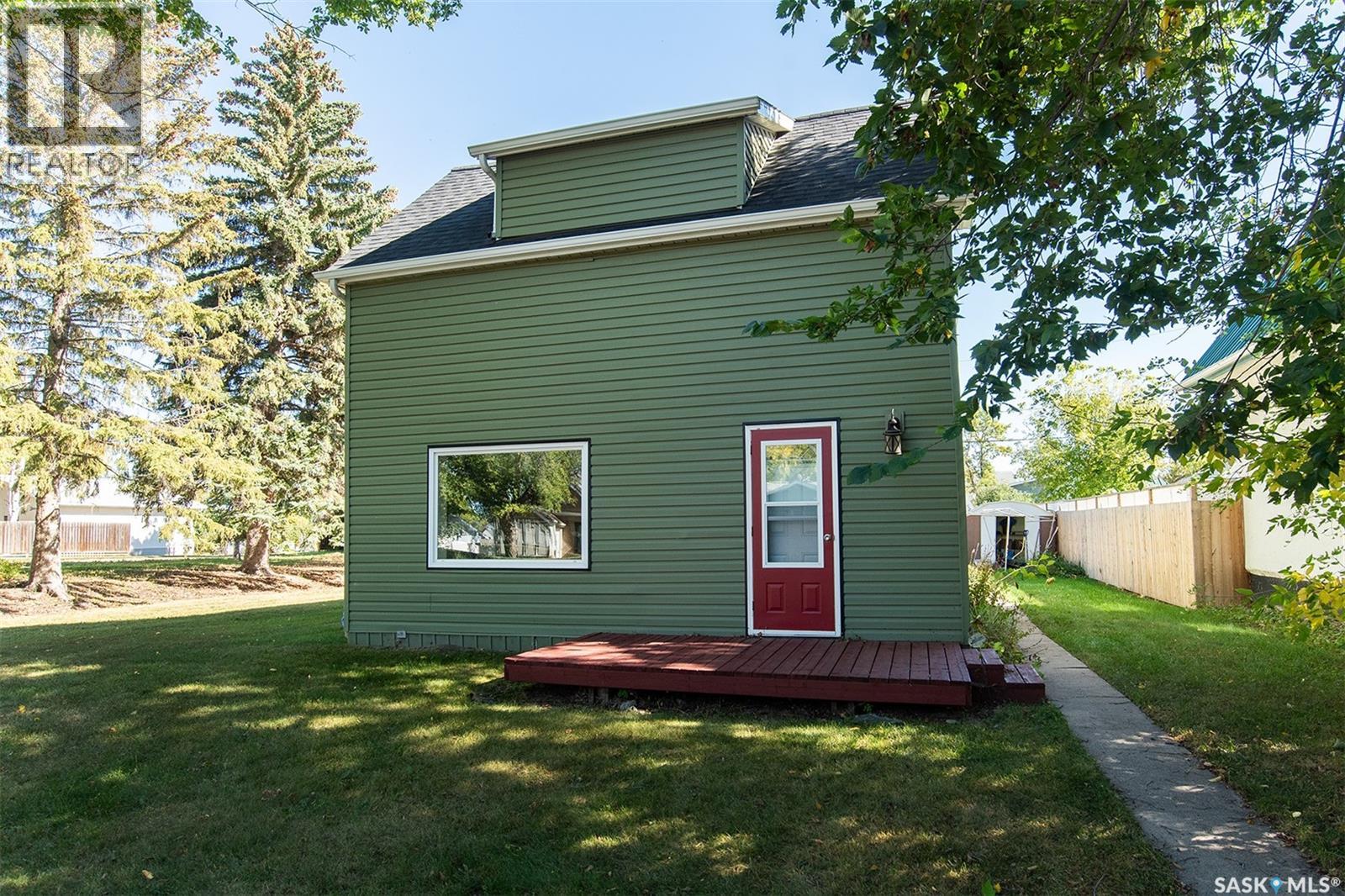 308 2nd Street E Property Photo 1