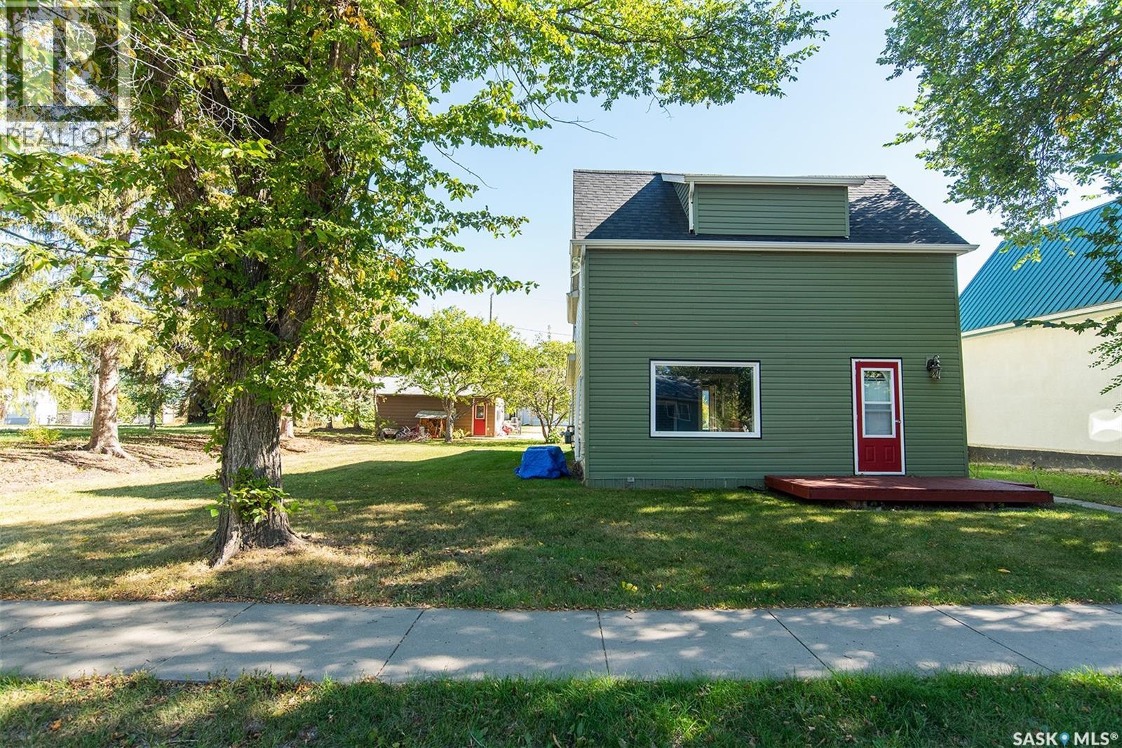 308 2nd Street E Property Photo 2