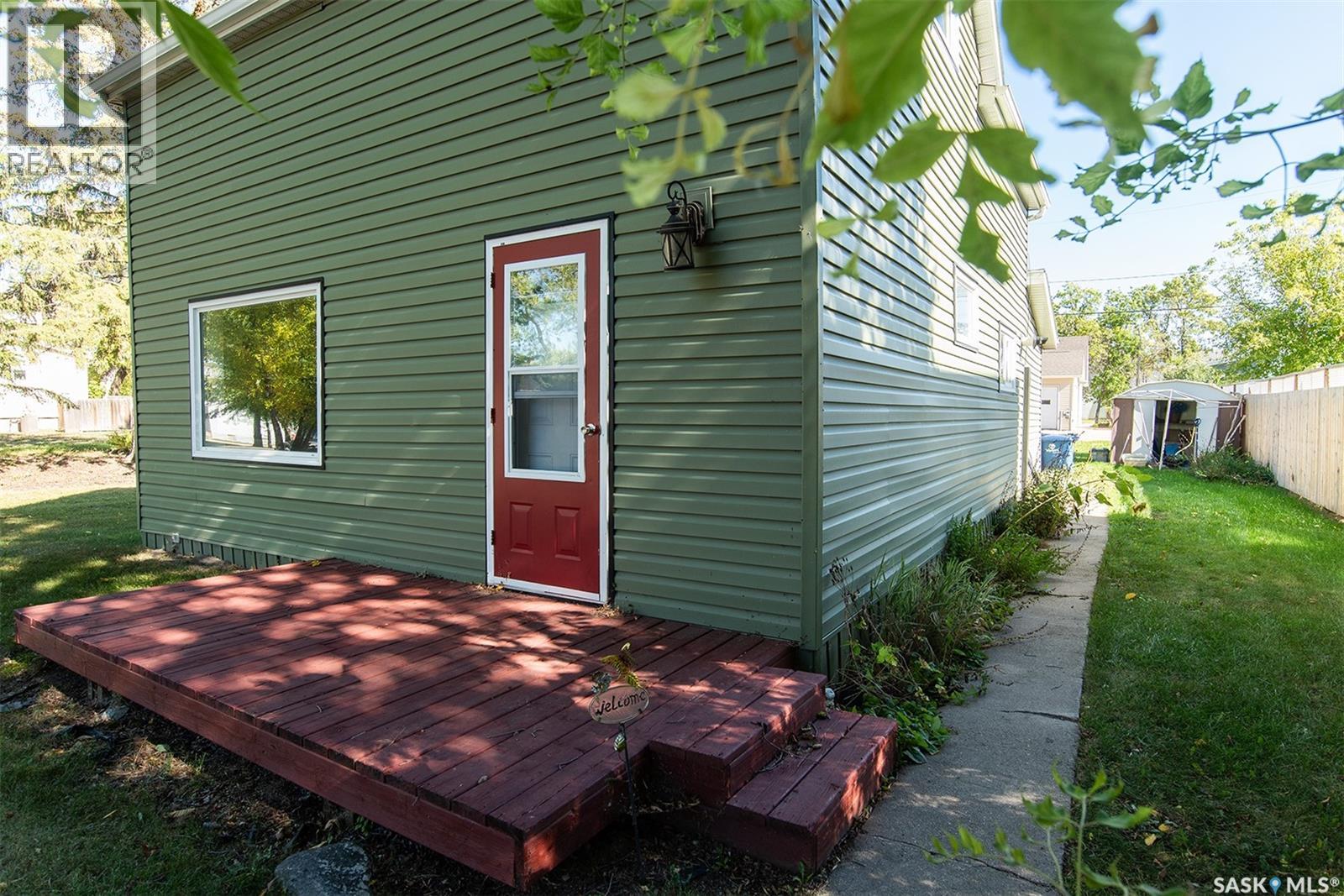 308 2nd Street E Property Photo 3