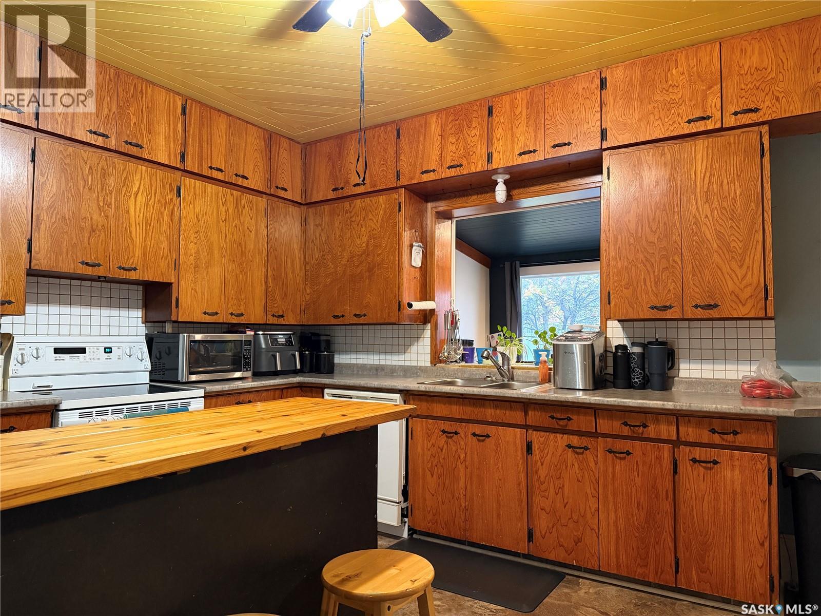 308 2nd Street E Property Photo 8
