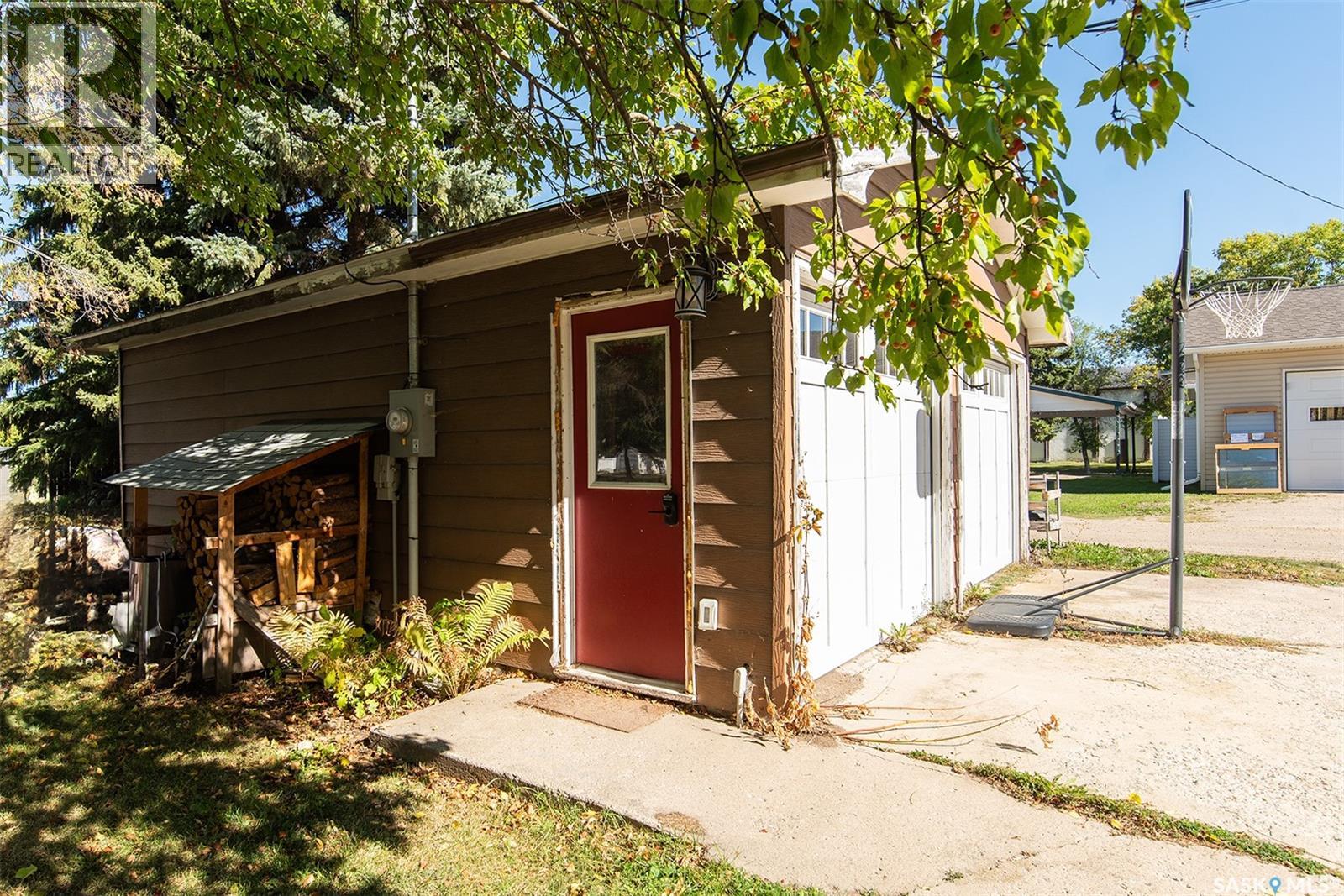 308 2nd Street E Property Photo 27