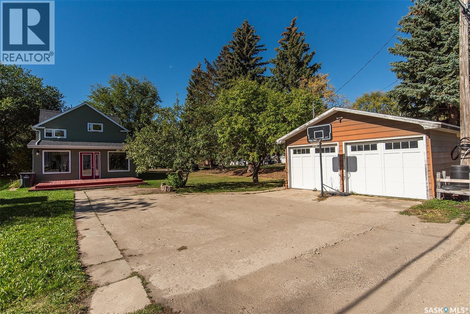 308 2nd Street E Property Photo 32