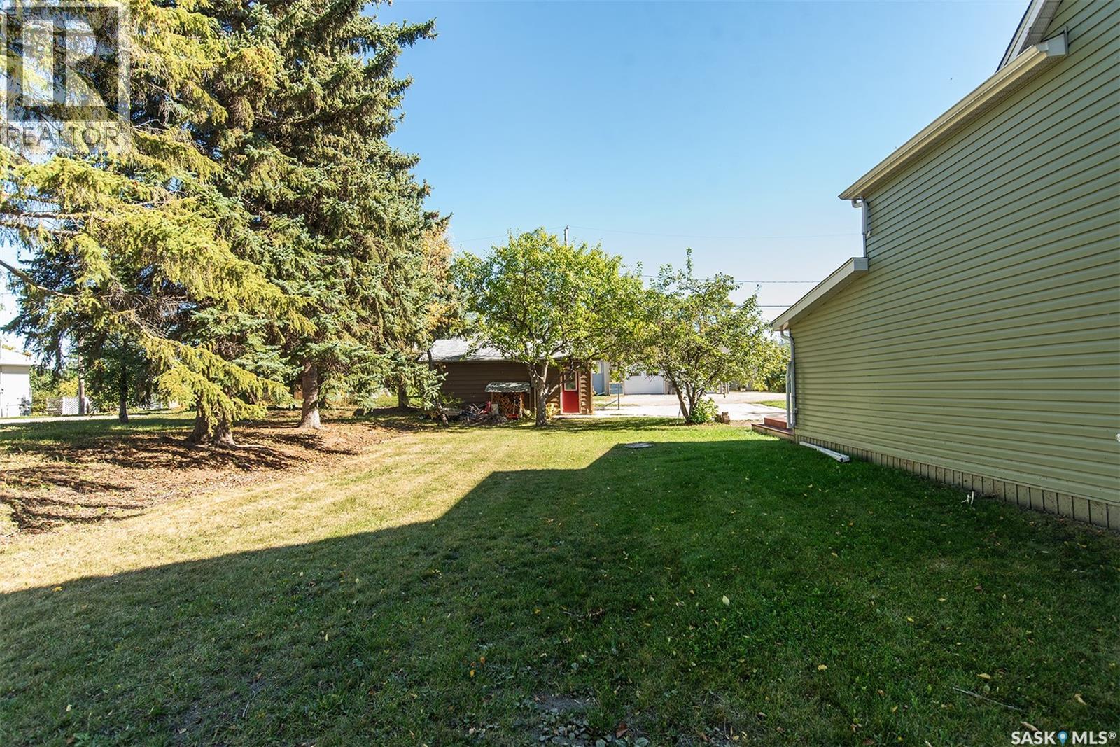 308 2nd Street E Property Photo 37
