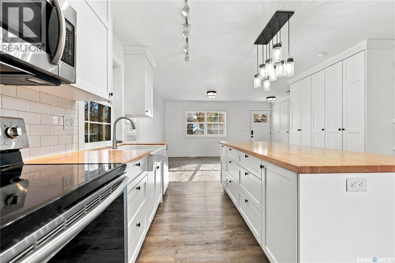 323 1st Street E Property Photo 6