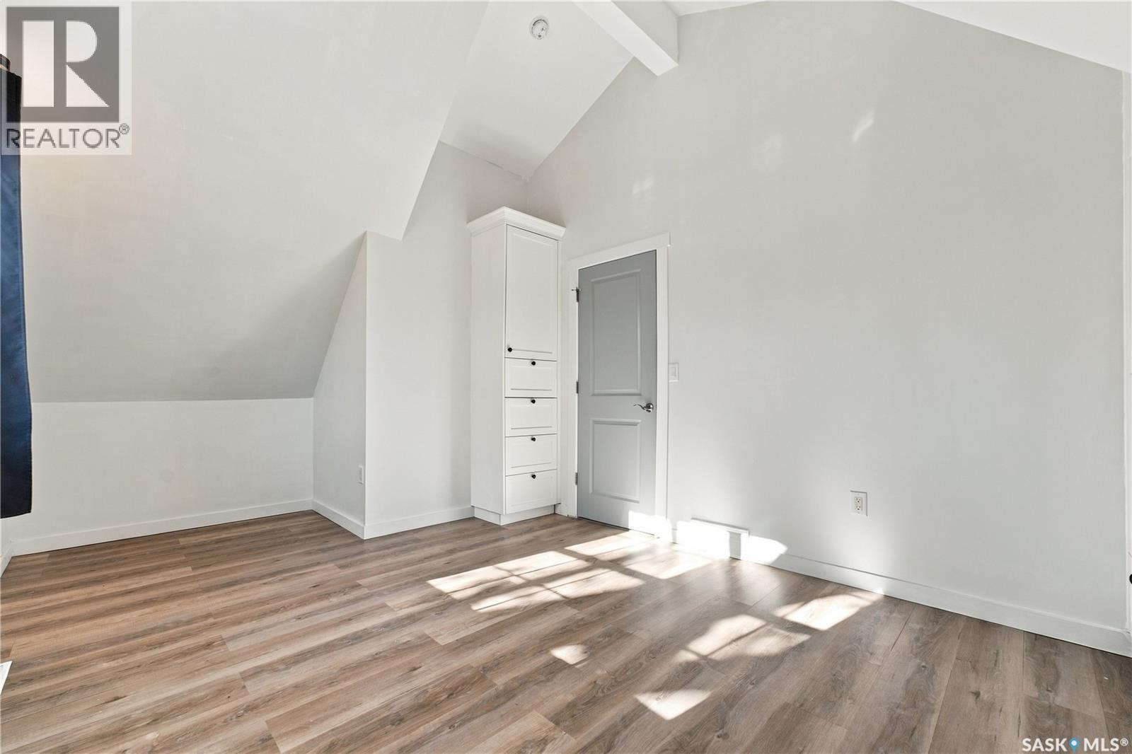 323 1st Street E Property Photo 14