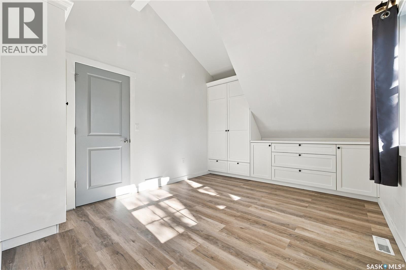 323 1st Street E Property Photo 15