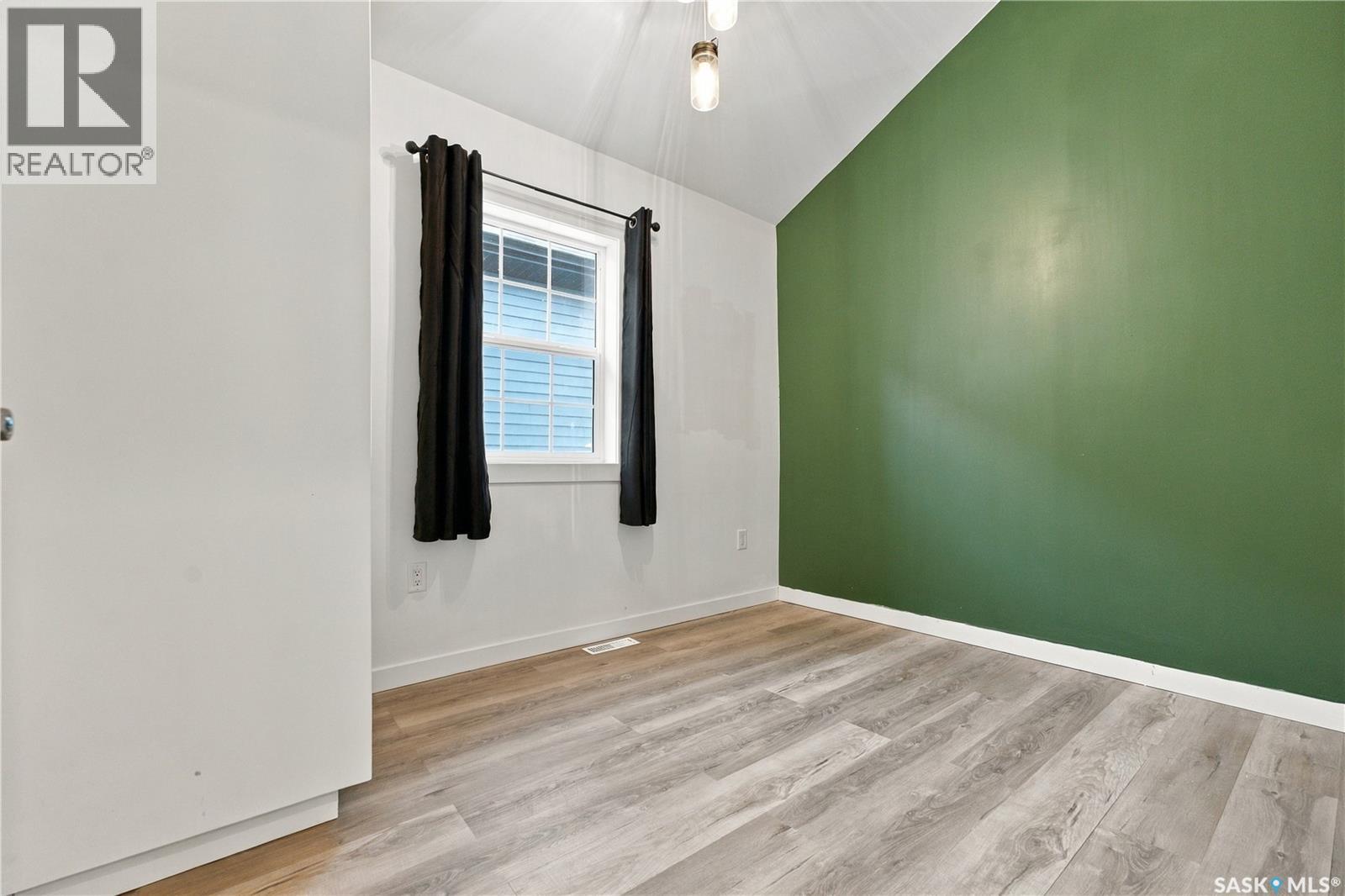 323 1st Street E Property Photo 18