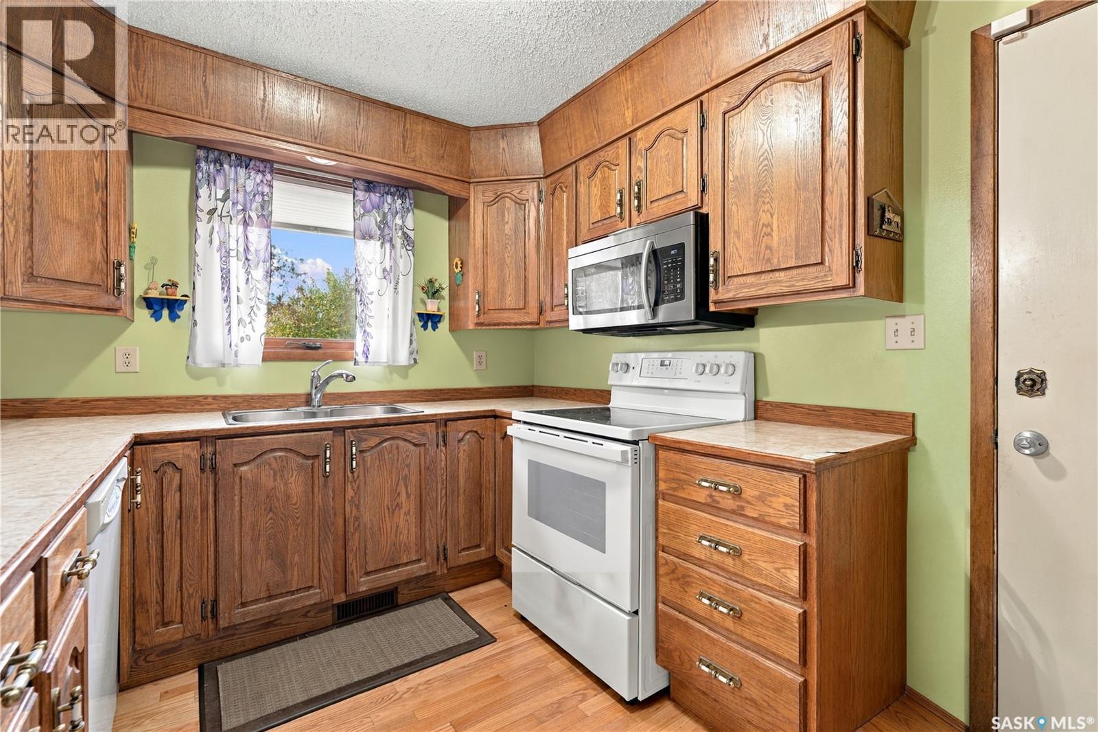 374 Thain Crescent Property Photo 8