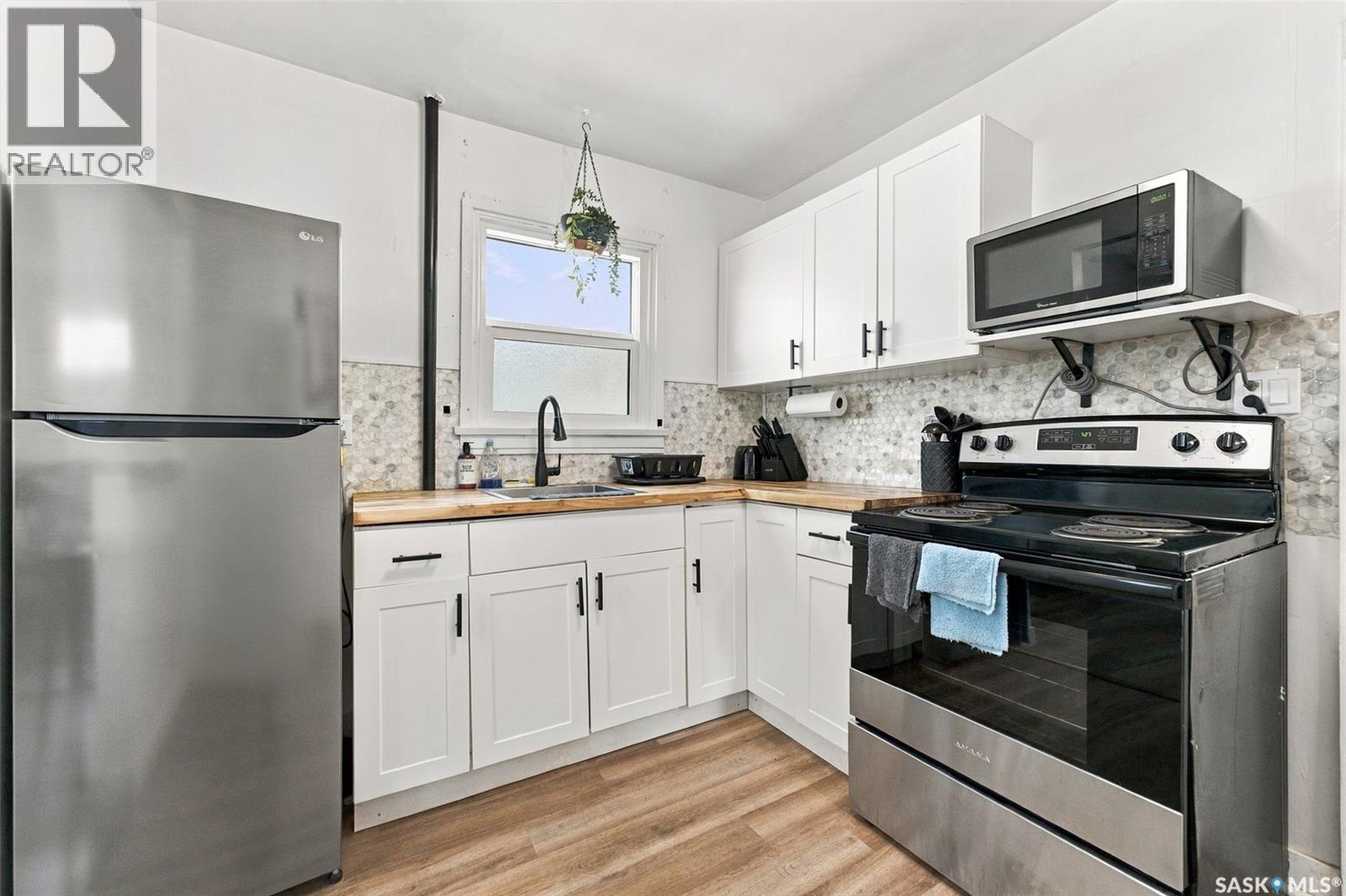 1116 12th Street E Property Photo 2