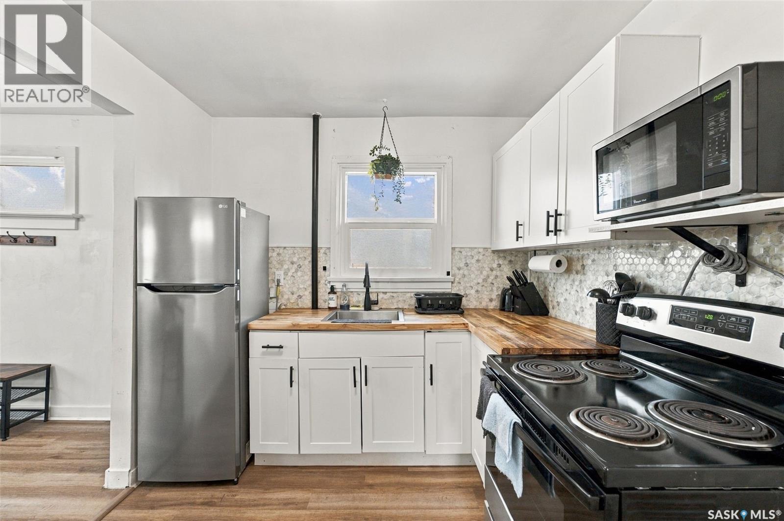 1116 12th Street E Property Photo 3