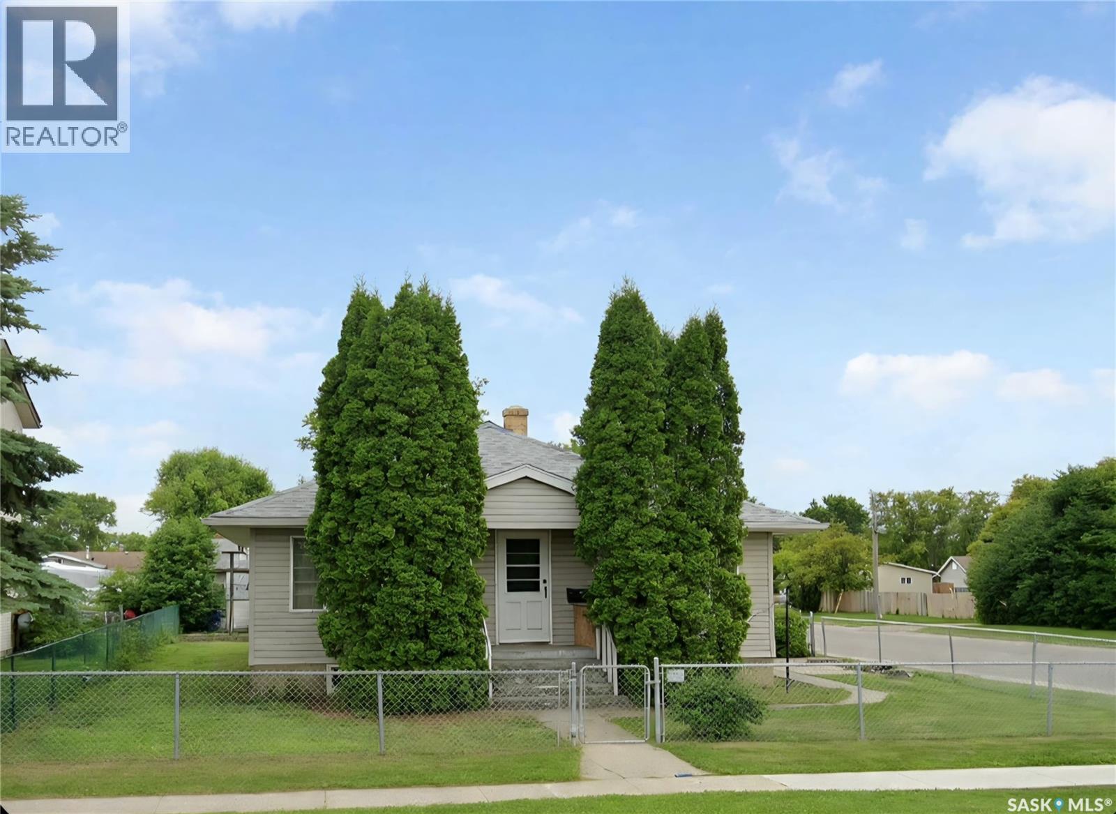 805 4th Street E Property Photo 1