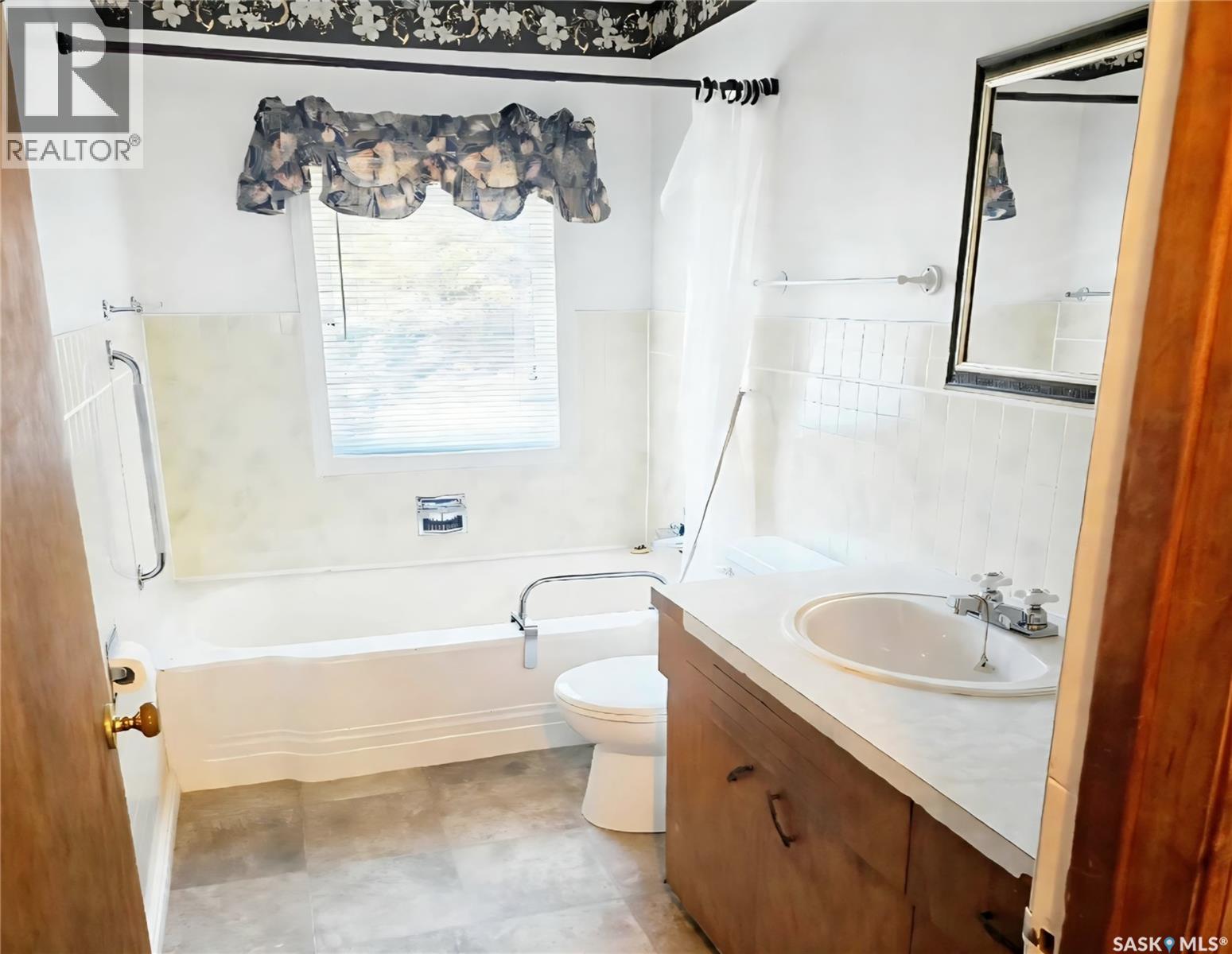 805 4th Street E Property Photo 5