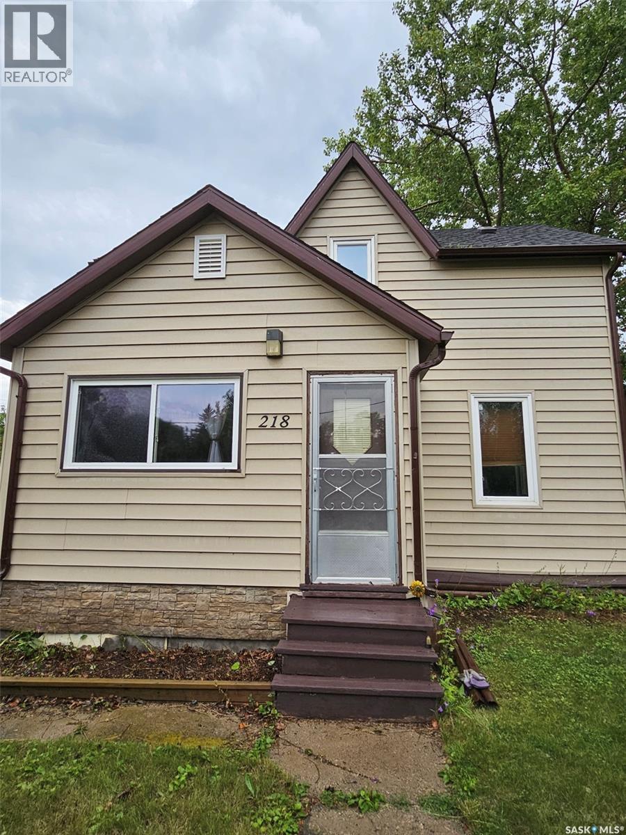 218 7th Street W Property Photo 1