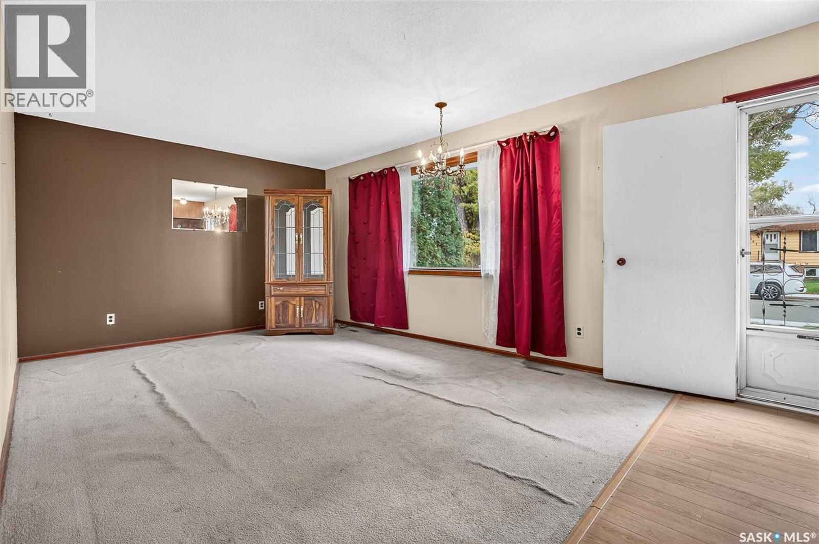 842 Grandview Street W Property Photo 3