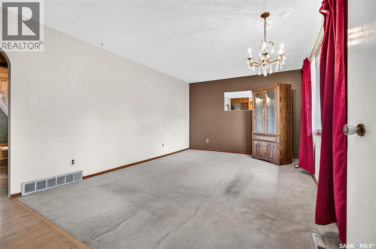 842 Grandview Street W Property Photo 5