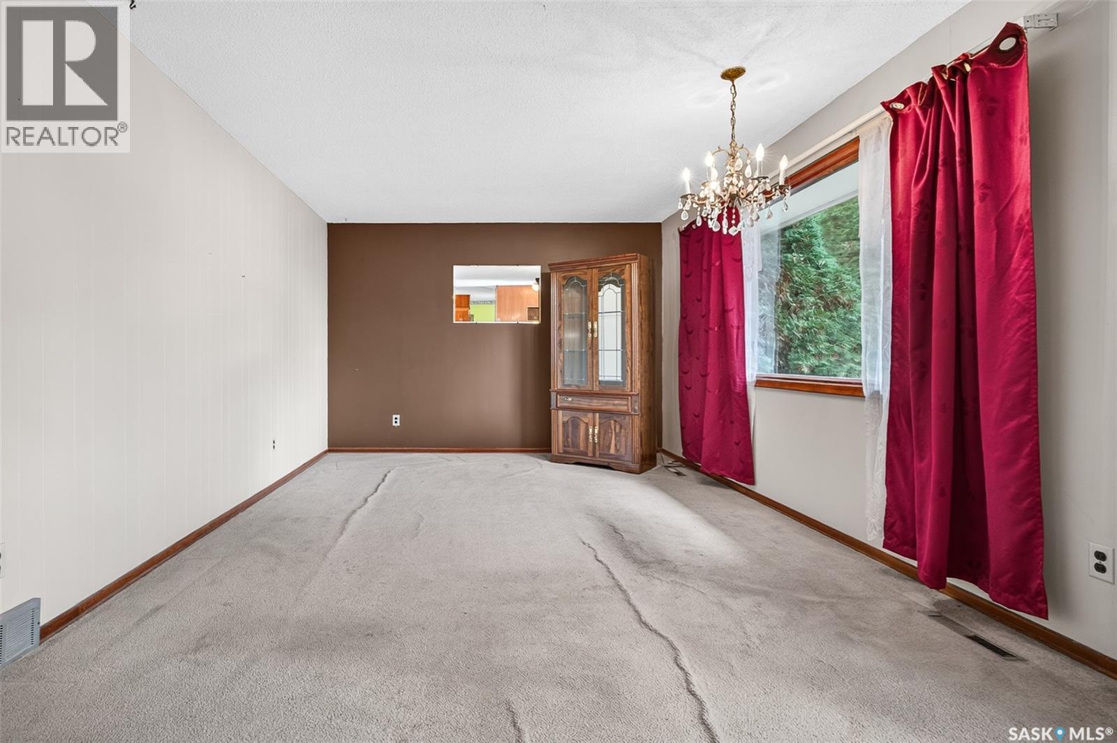 842 Grandview Street W Property Photo 6