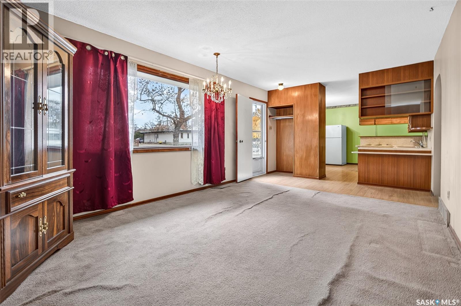 842 Grandview Street W Property Photo 8