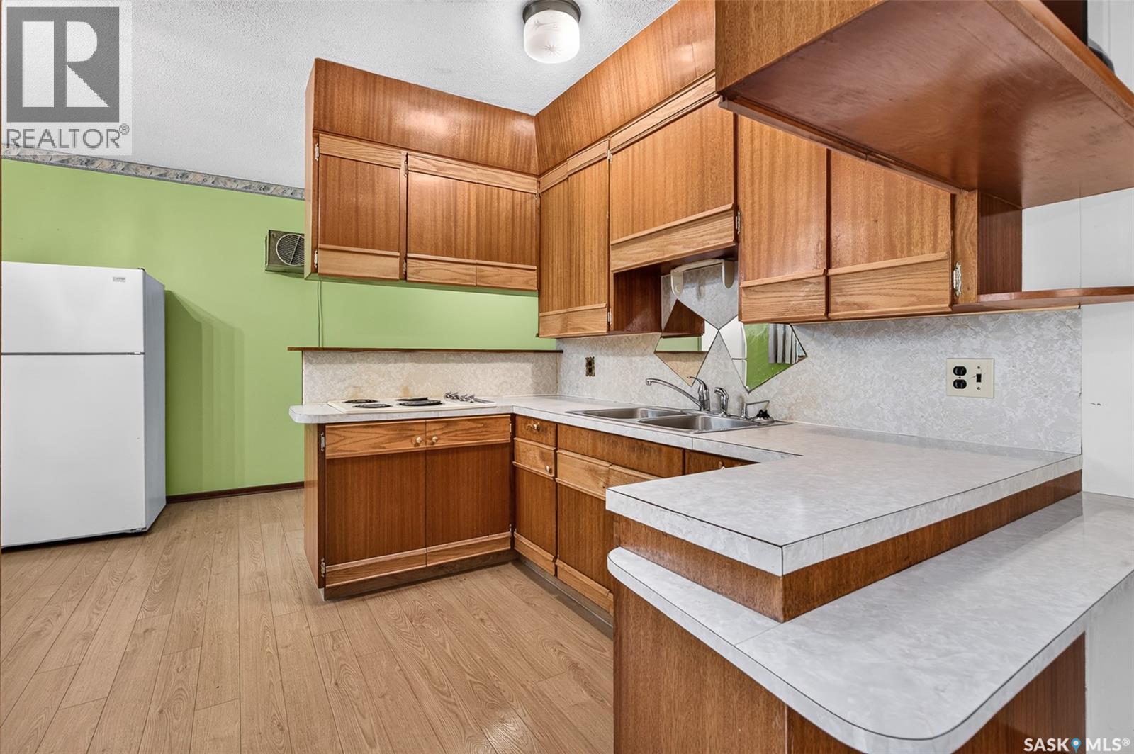 842 Grandview Street W Property Photo 12