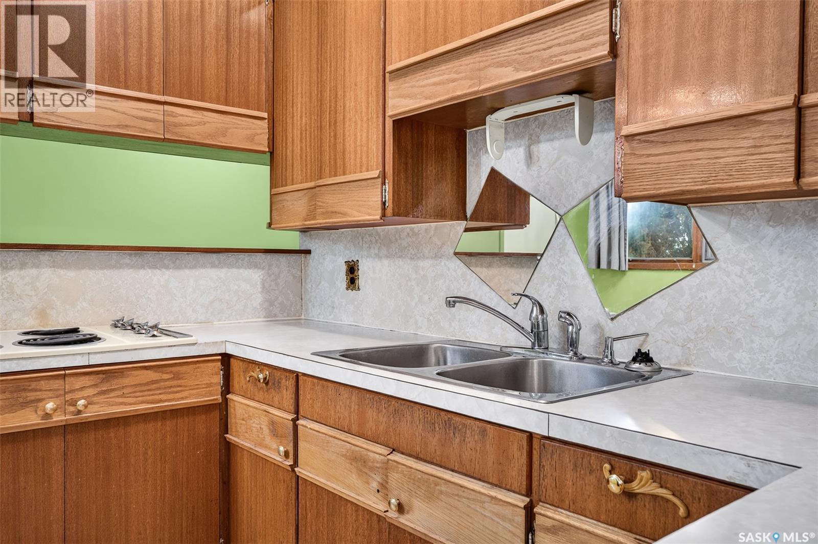 842 Grandview Street W Property Photo 13