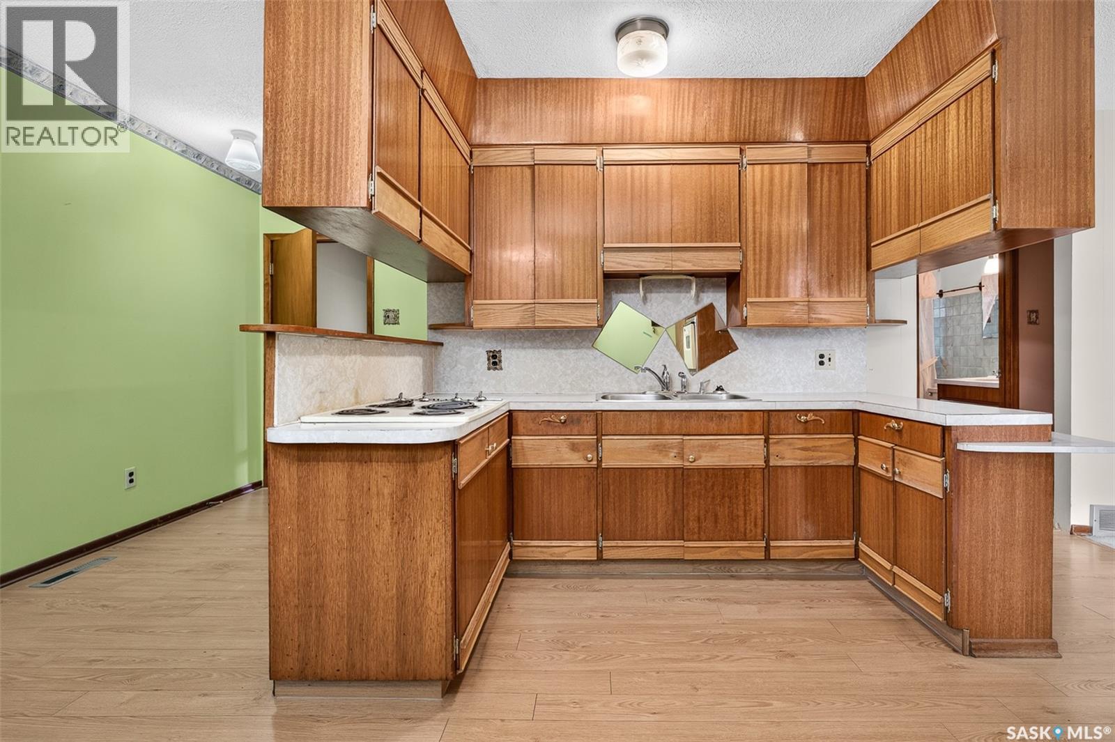 842 Grandview Street W Property Photo 15