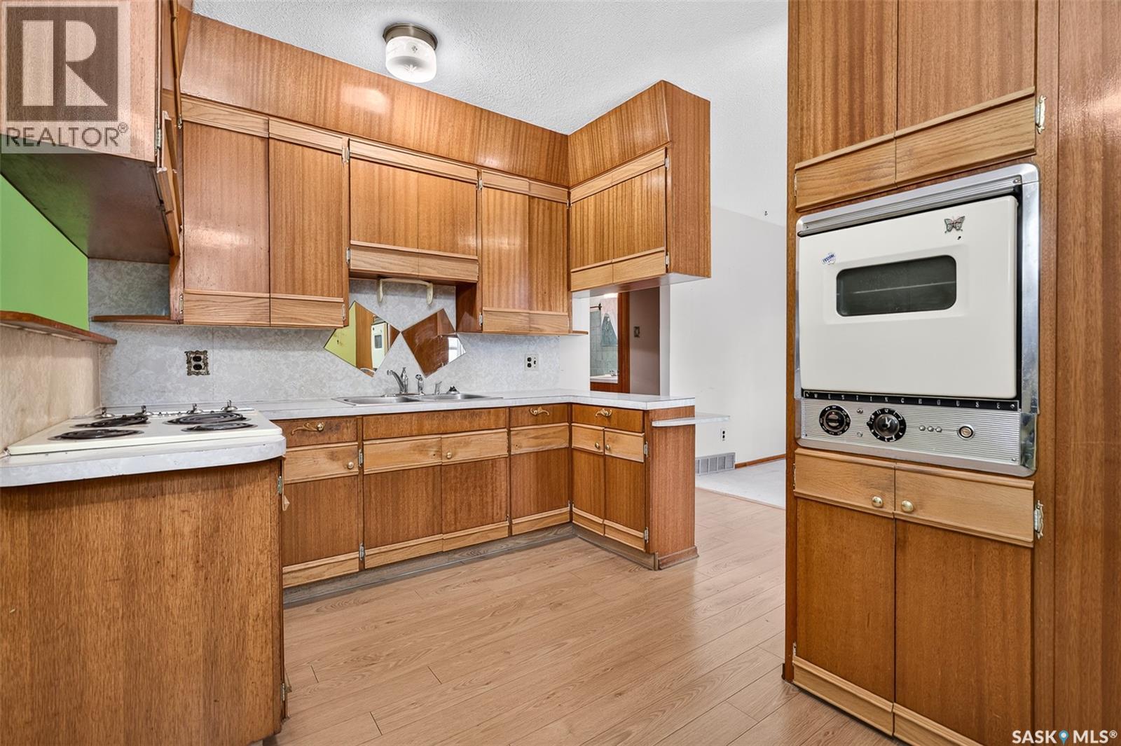 842 Grandview Street W Property Photo 17