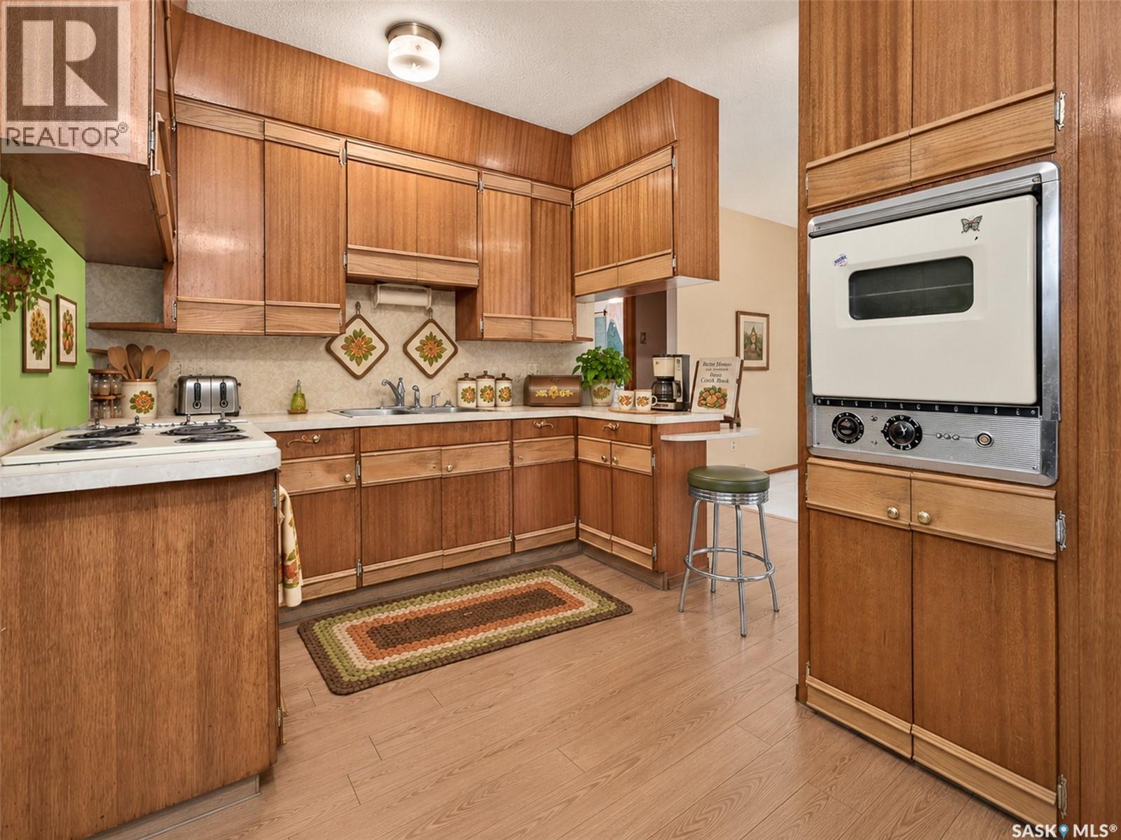 842 Grandview Street W Property Photo 18