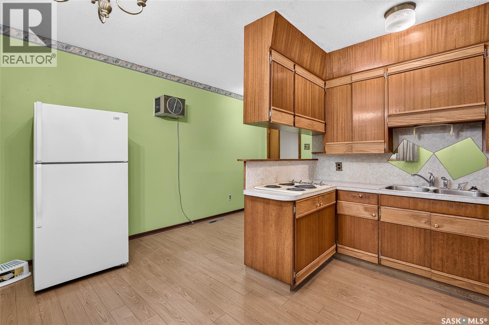 842 Grandview Street W Property Photo 23