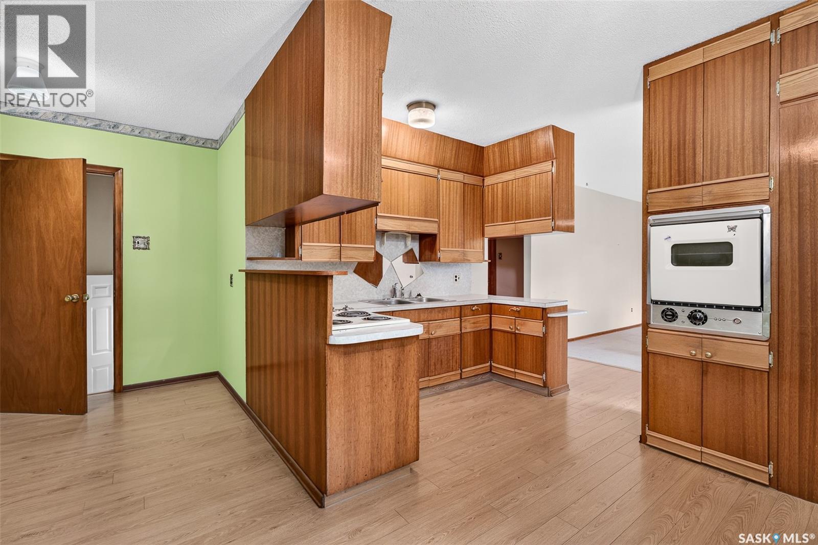 842 Grandview Street W Property Photo 25