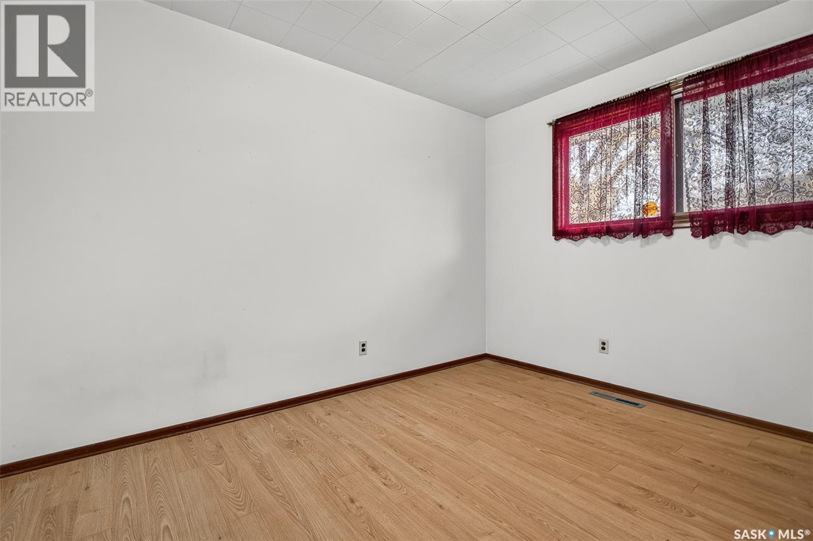 842 Grandview Street W Property Photo 27