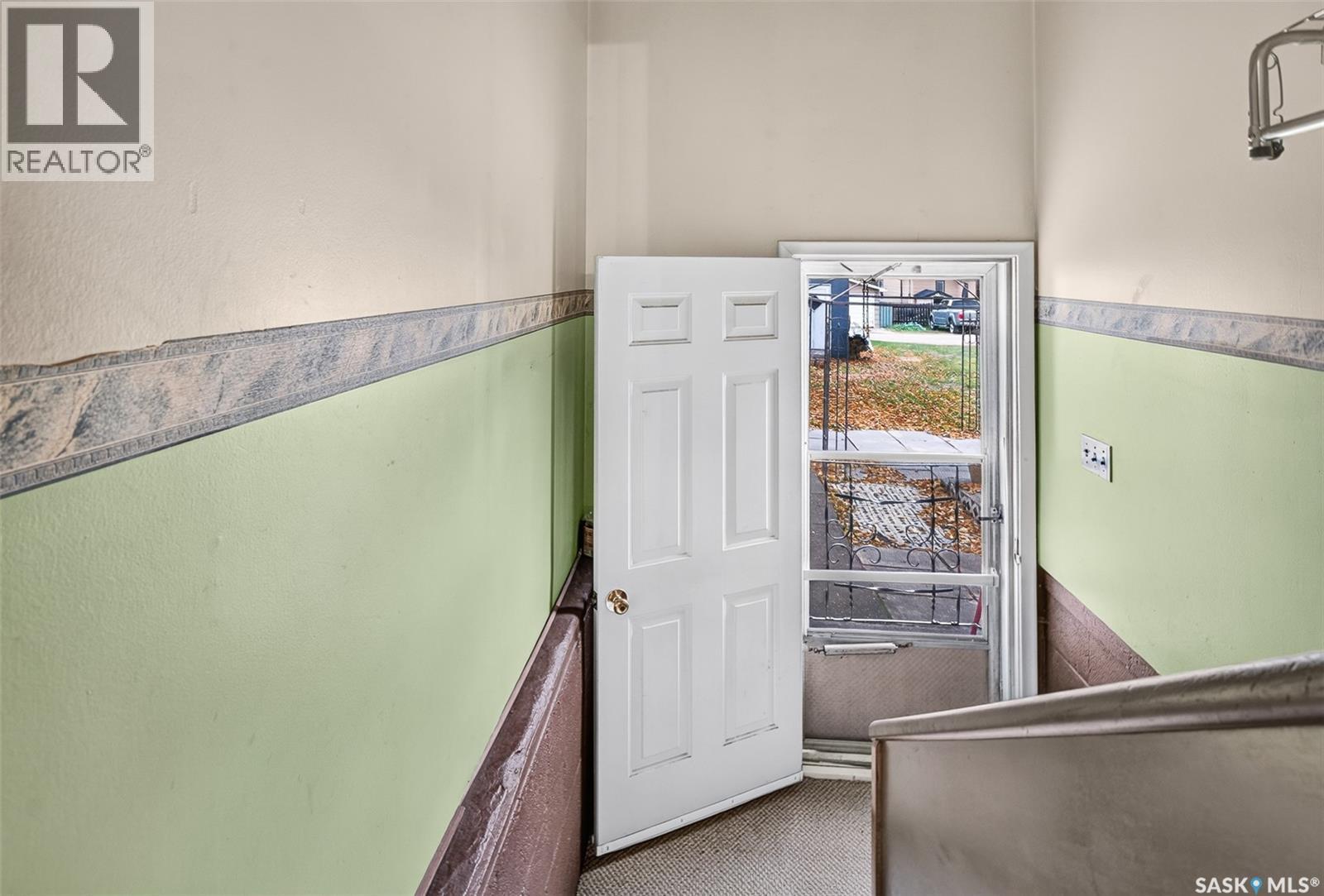 842 Grandview Street W Property Photo 40