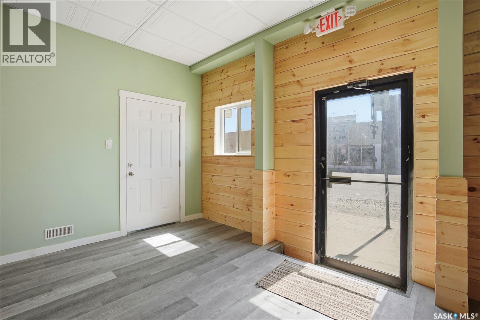 418 20th Street W Property Photo 2