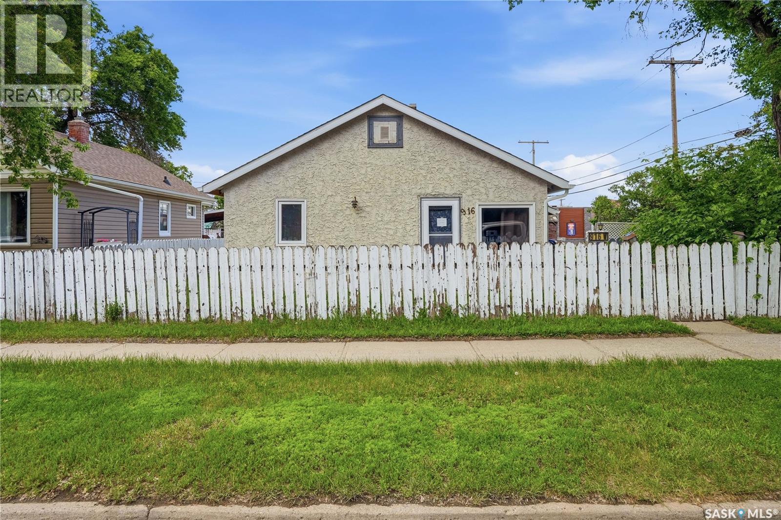 916 Iroquois STREET W Property Photo 1