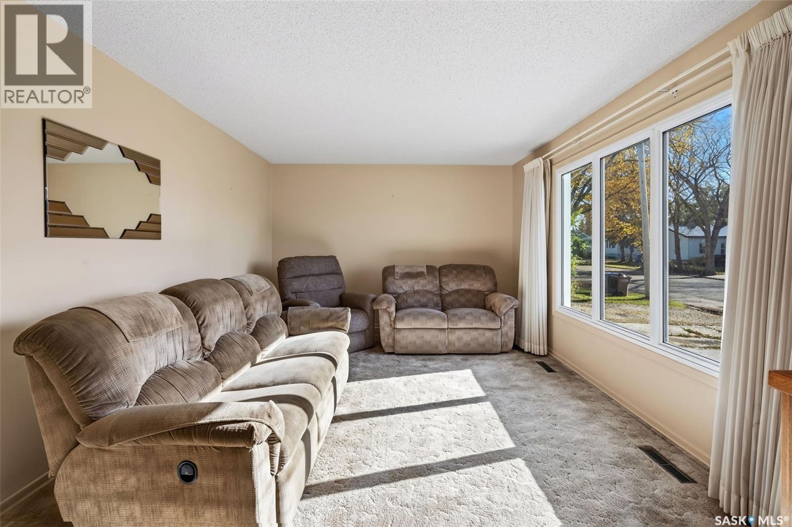214 Burns Avenue W Property Photo 4
