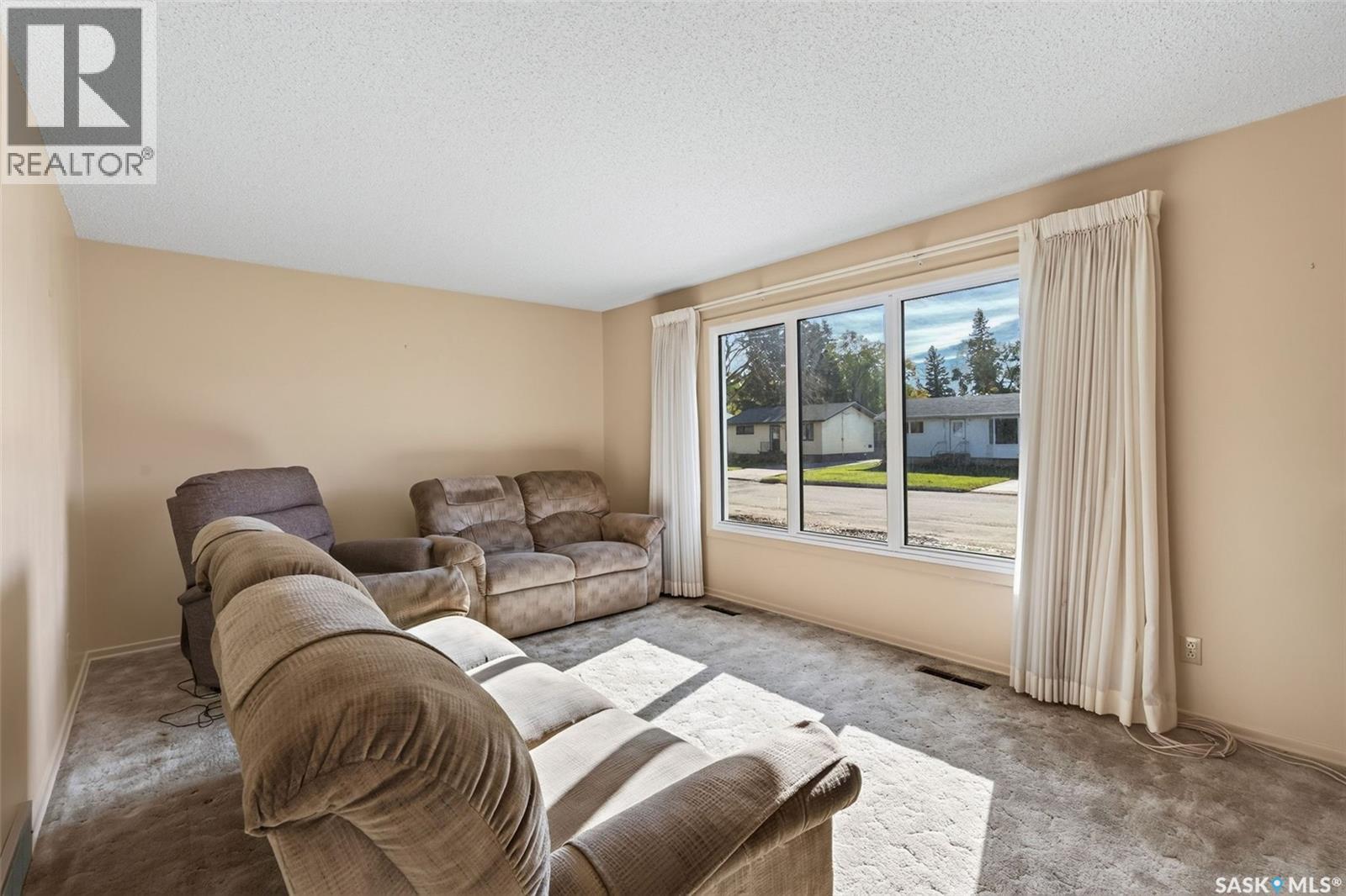 214 Burns Avenue W Property Photo 5
