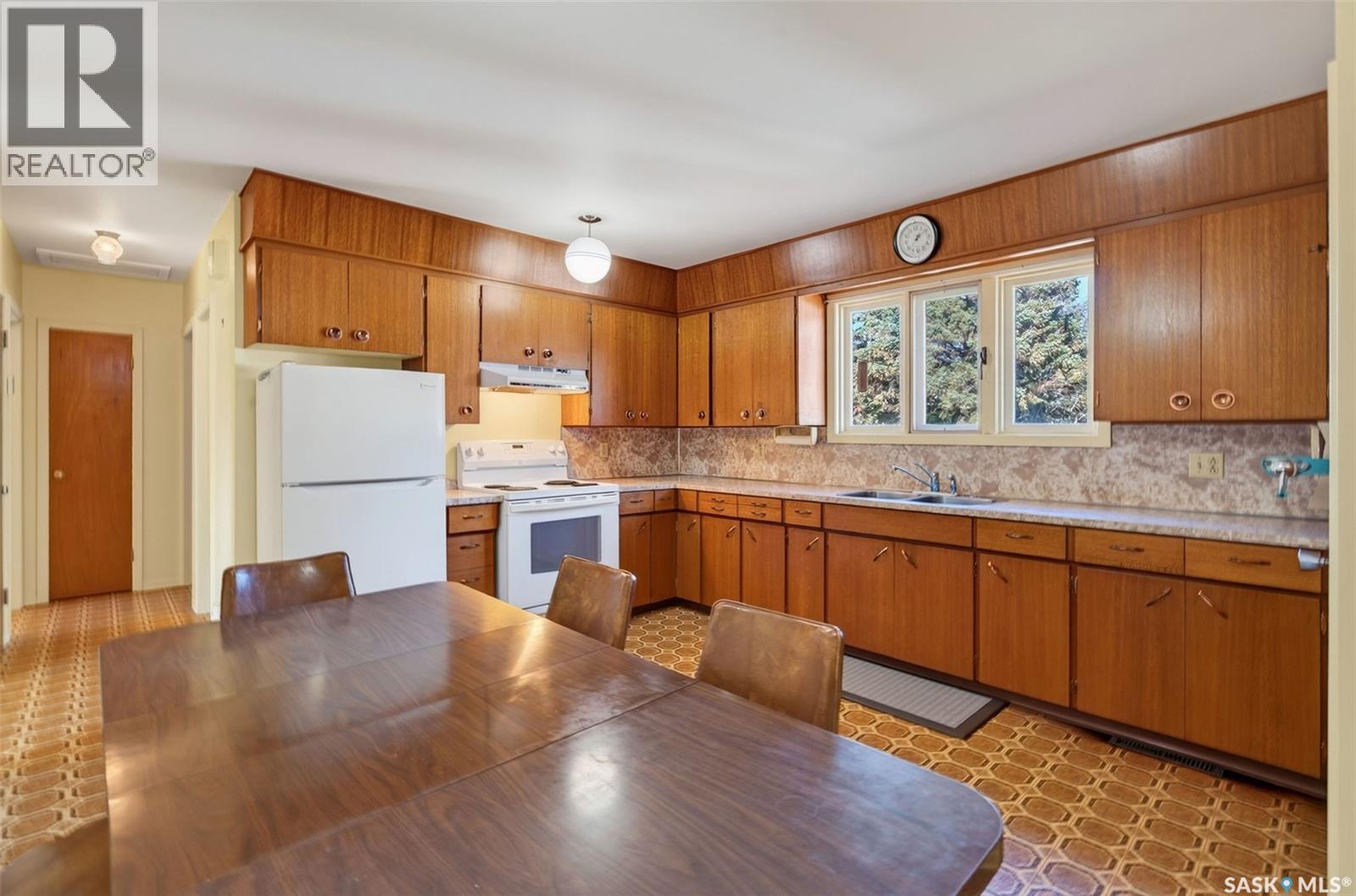 214 Burns Avenue W Property Photo 8