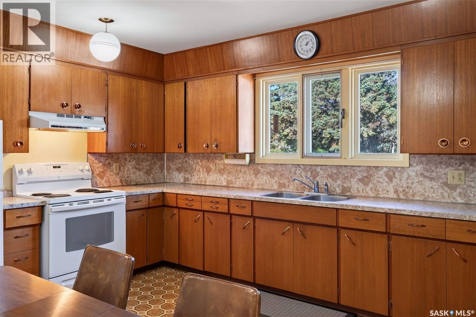 214 Burns Avenue W Property Photo 9
