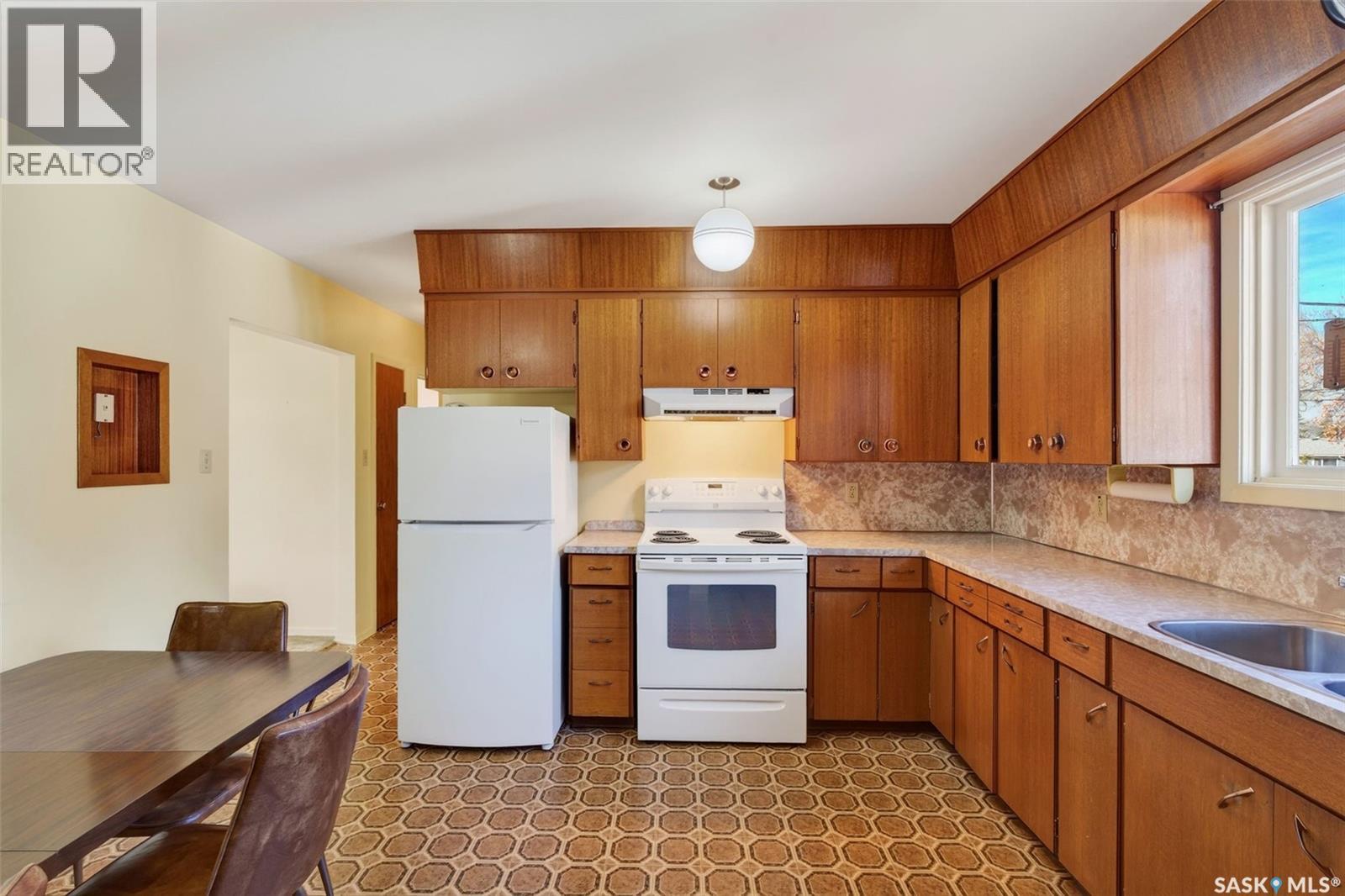 214 Burns Avenue W Property Photo 10