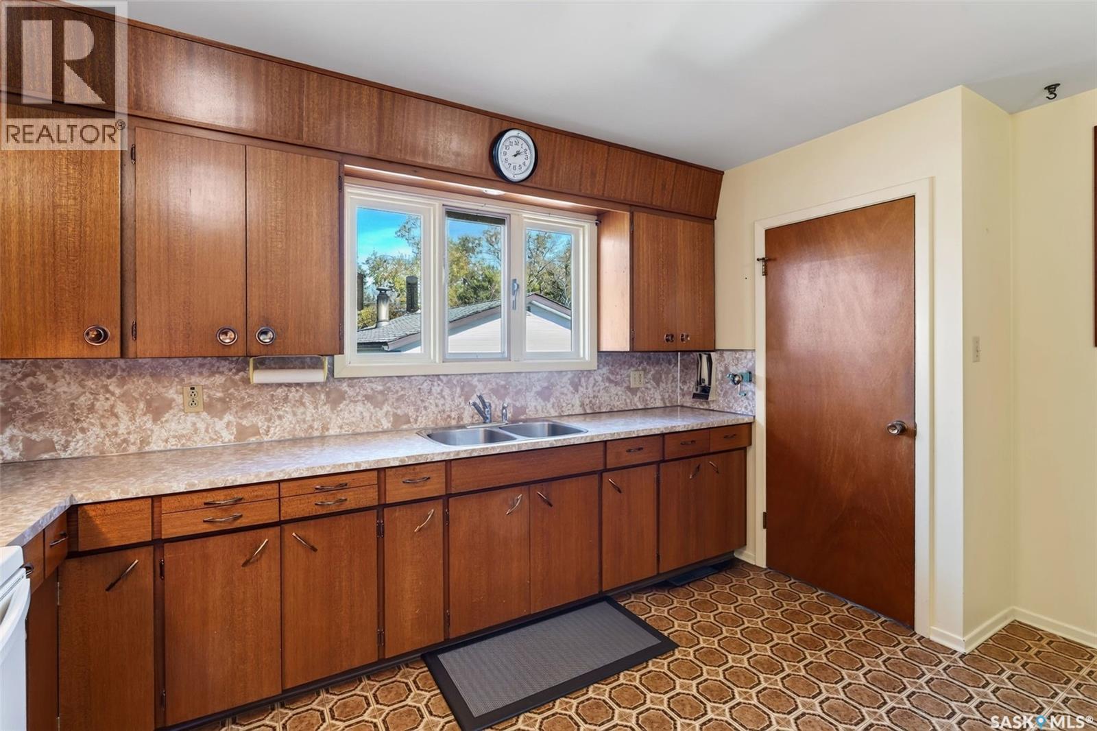 214 Burns Avenue W Property Photo 11