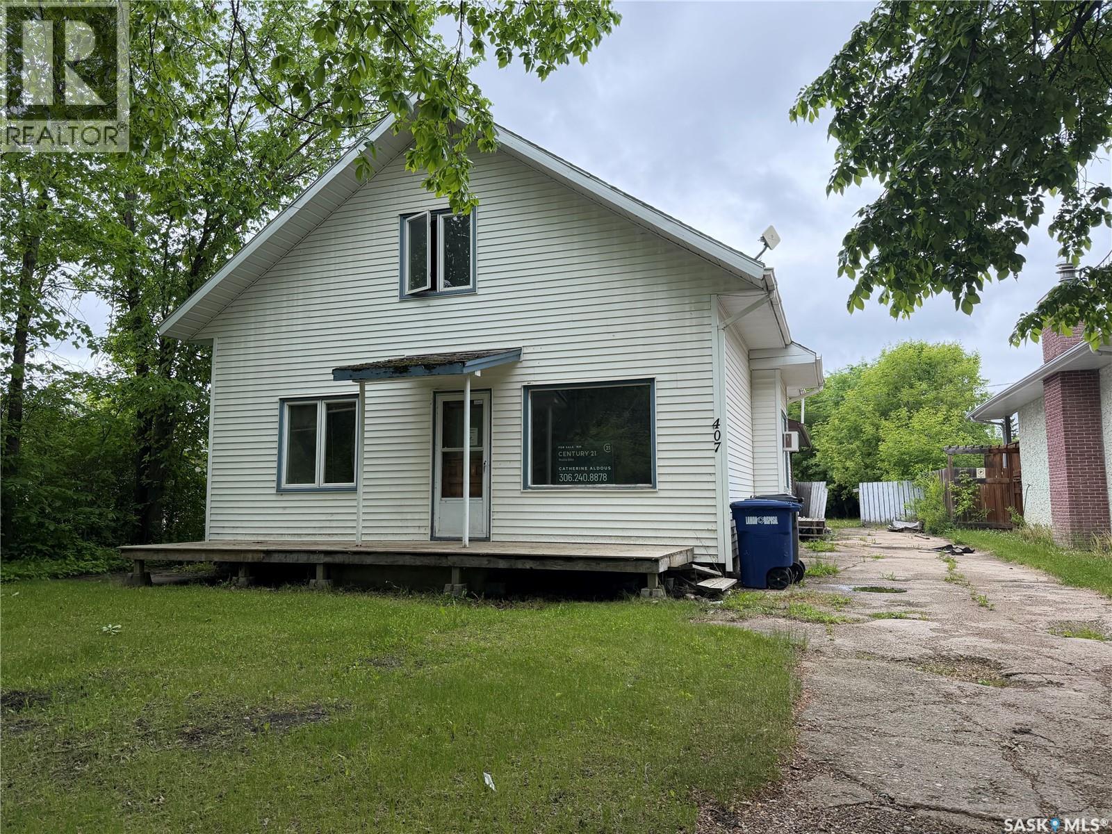 407 2nd Street E Property Photo 1